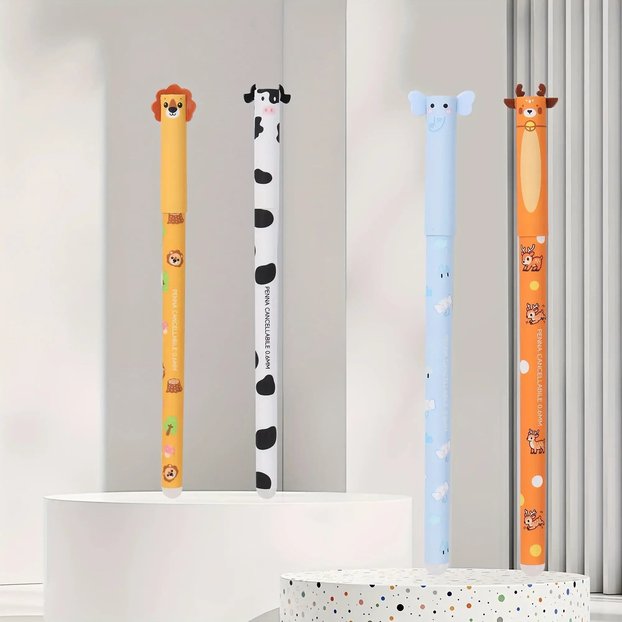 Radierbare Gelstifte mit Tiermotiven von Petoria in verschiedenen Designs auf einem Tisch.