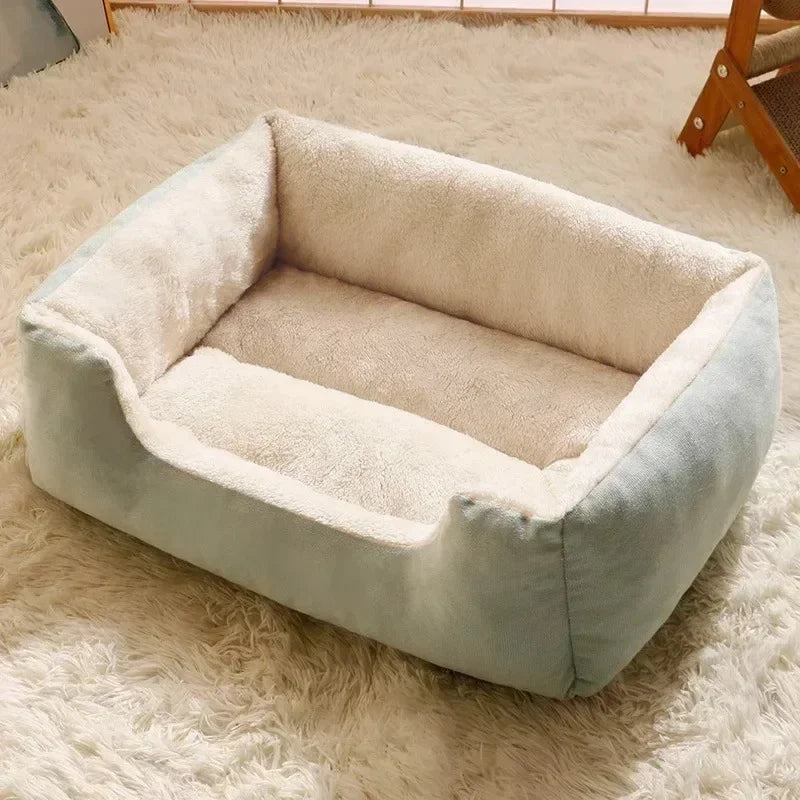 Warmes Katzenbett mit weichem Kissen für den Winter