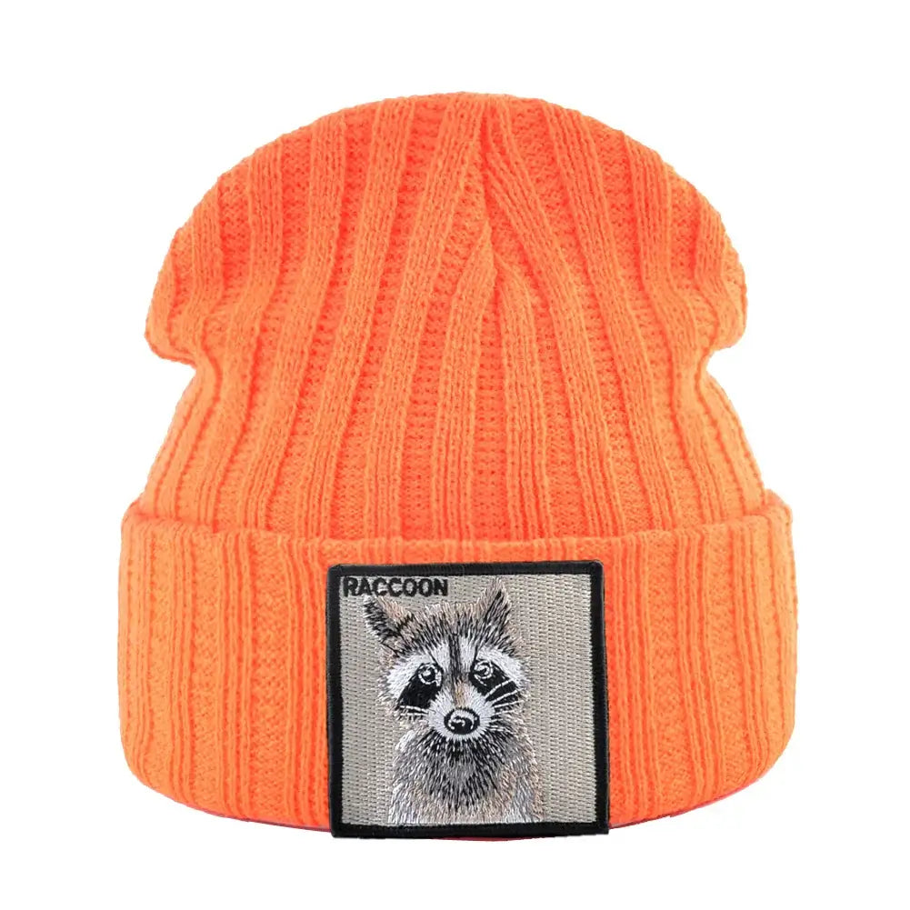 Strick Beanie mit Waschbär Patch – Warme Unisex Wintermütze