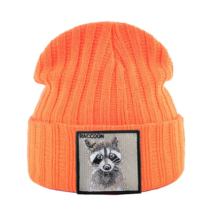 Strick Beanie mit Waschbär Patch – Warme Unisex Wintermütze