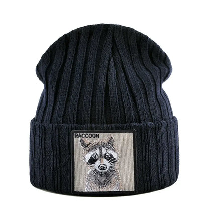 Strick Beanie mit Waschbär Patch – Warme Unisex Wintermütze