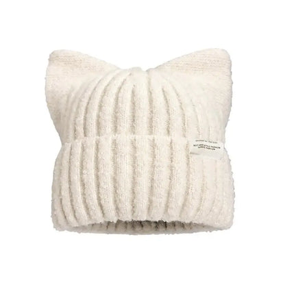 Katzenohren Beanie – Warme Damen Strickmütze für Herbst &amp; Winter in Weiß mit Katzenohren.