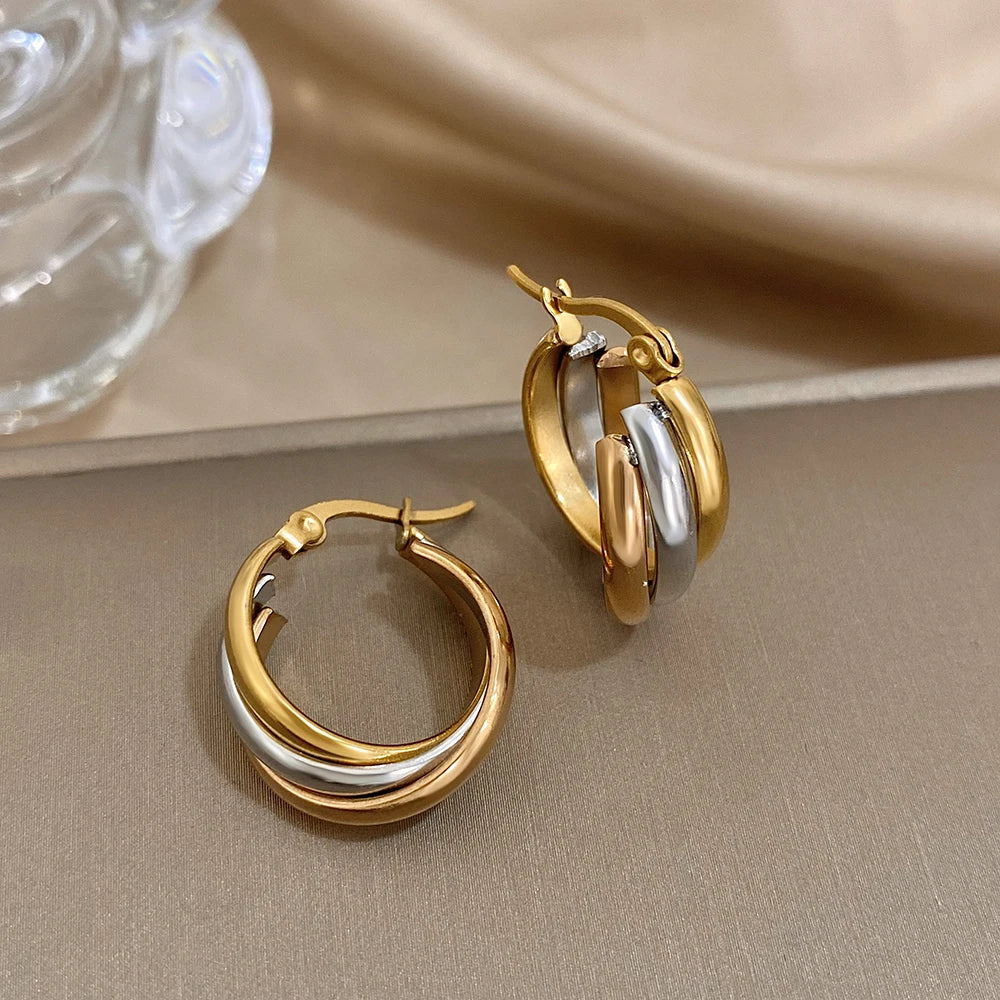 Trendige U-förmige gedrehte Creolen aus Edelstahl für Damen, klassische dreifache Metall-wasserdichte Ohrringe, Party-Schmuck