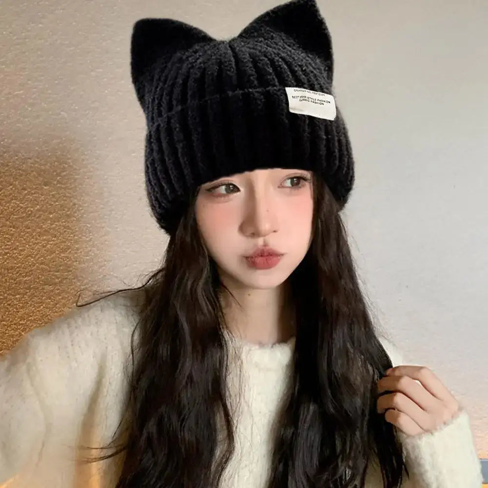 Katzenohren Beanie – Warme Damen Strickmütze in Schwarz, ideal für Herbst und Winter.