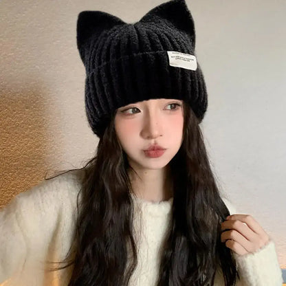 Katzenohren Beanie – Warme Damen Strickmütze in Schwarz, ideal für Herbst und Winter.