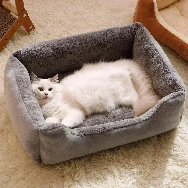 Warmes Katzenbett mit weichem Kissen für den Winter