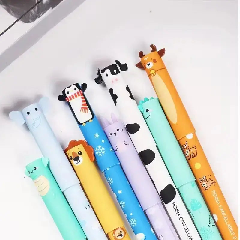Niedliche radierbare Gelstifte Tierdesign in verschiedenen Farben und Tiermotiven auf einem Schreibtisch.