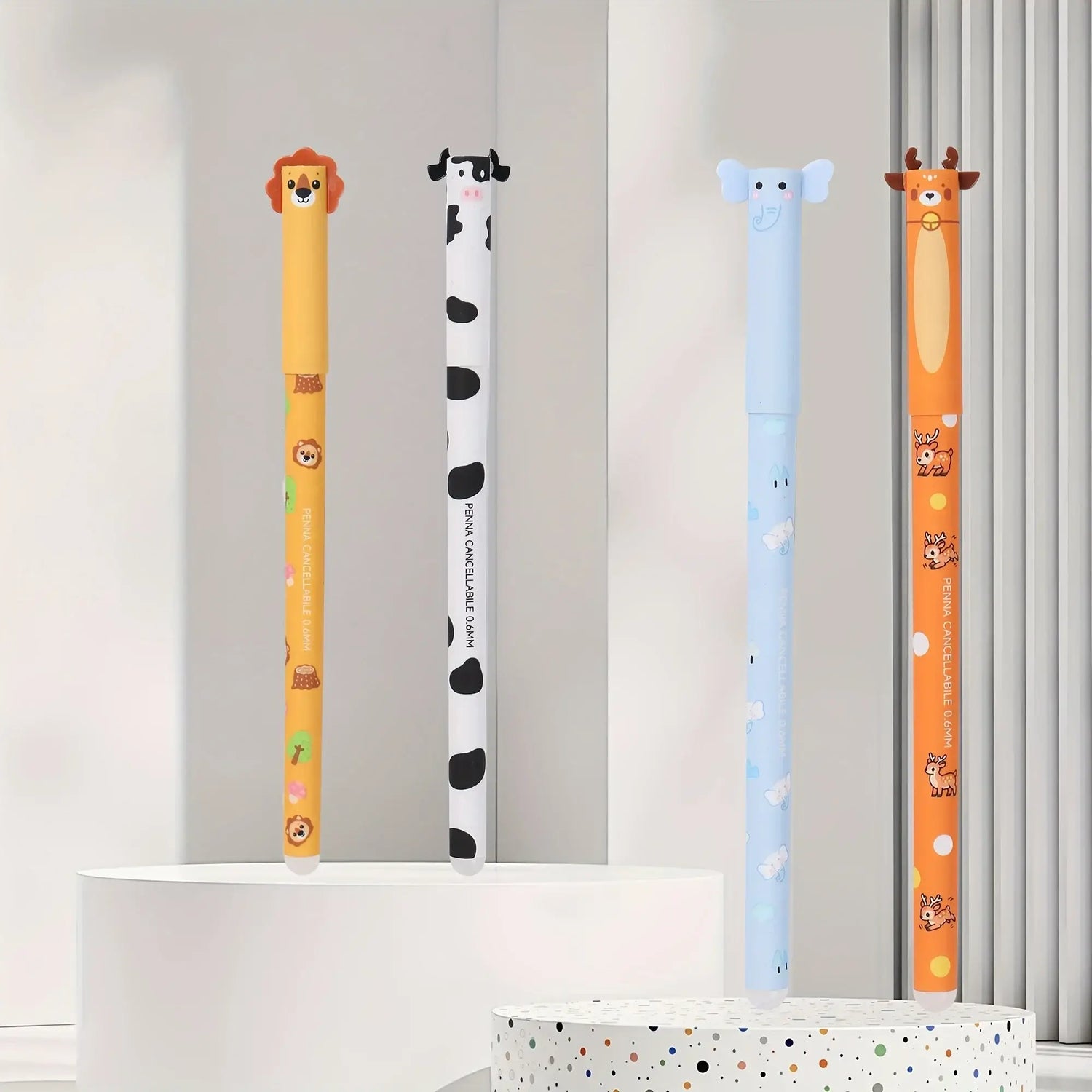 Radierbare Gelstifte mit Tiermotiven von Petoria in verschiedenen Designs auf einem Tisch.