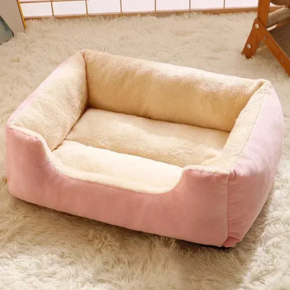 Warmes Katzenbett mit weichem Kissen für den Winter