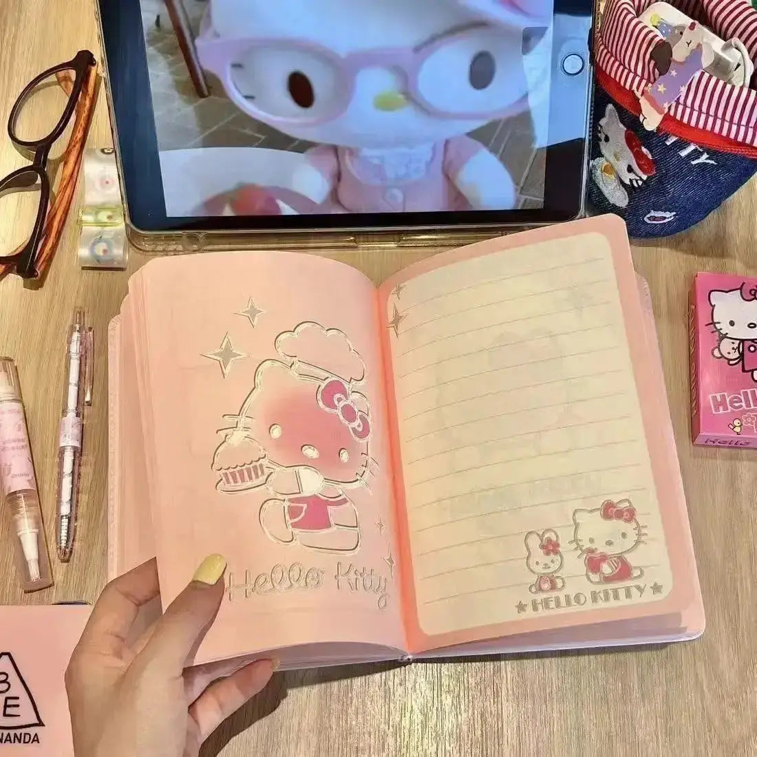Kitty Dream Notizbuch geöffnet mit Hello Kitty Design und leeren Seiten, ideal für kreative Notizen.