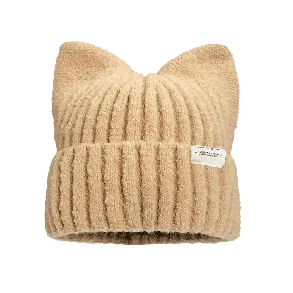 Katzenohren Beanie – warme, beige Strickmütze mit süßen Katzenohren für Herbst und Winter.