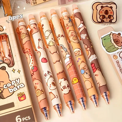 Radierbare Capybara Gelstifte 6er Set auf einem Tisch mit bunten Tierdesigns.