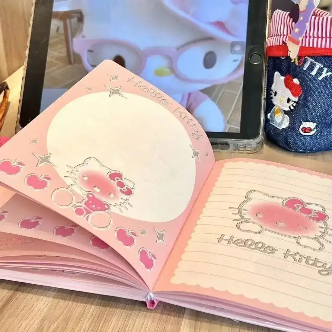 Kitty Dream Notizbuch mit Hello Kitty Design, offenes Journal mit leeren Seiten und Skizzen.