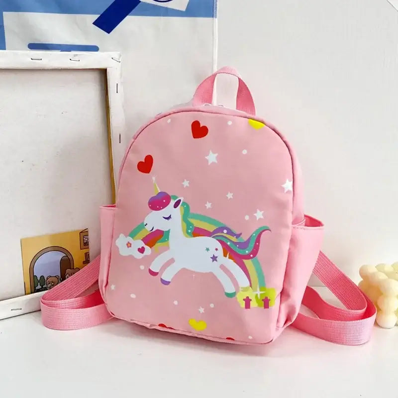Tiermotiv Kinderrucksack für Kleinkinder in Pink mit Einhorn und bunten Herzen.