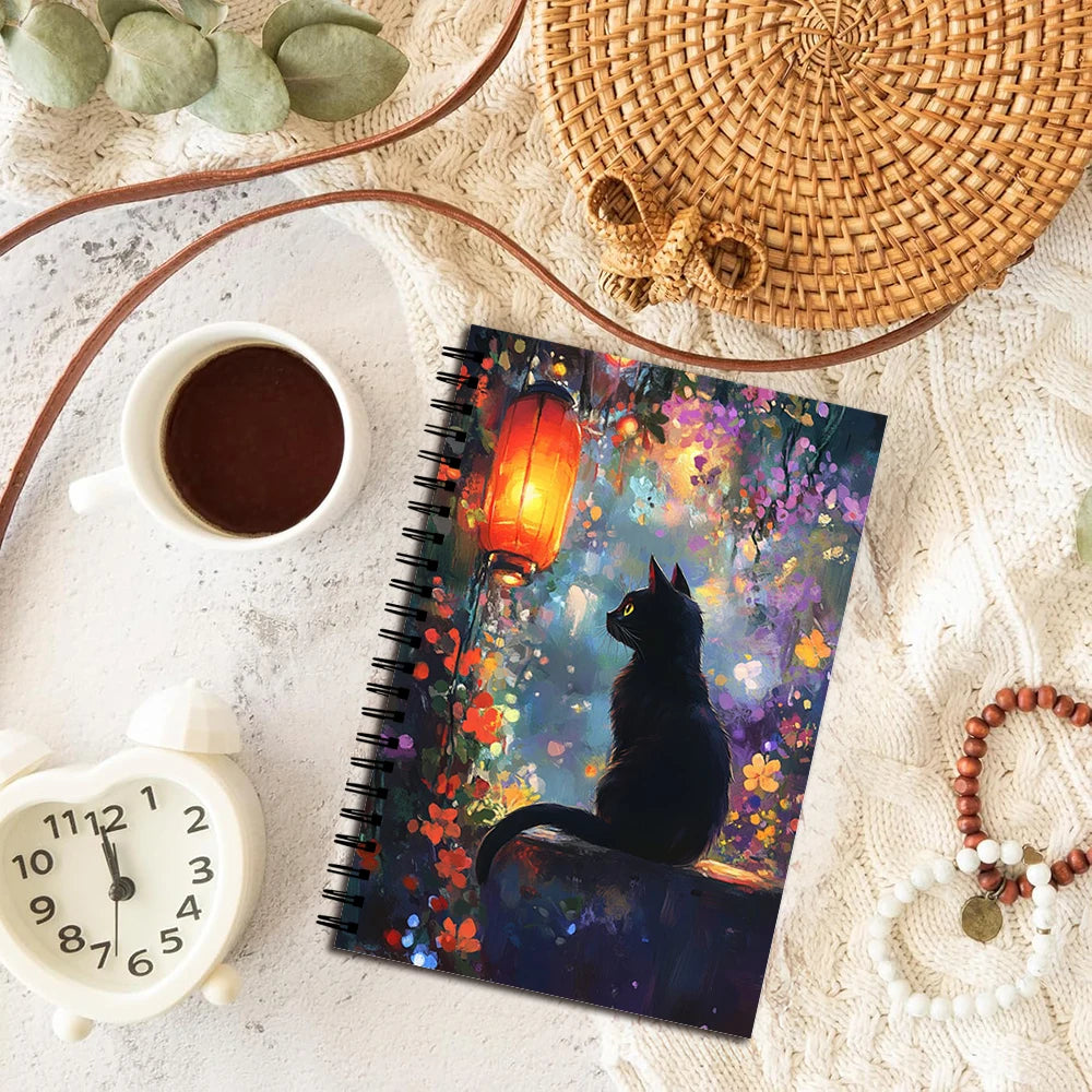 Black Cat Red Lantern Spiral-Notizbuch – Verspieltes, floral gestaltetes Notizbuch für Katzenliebhaber, Studenten und Büroangestellte