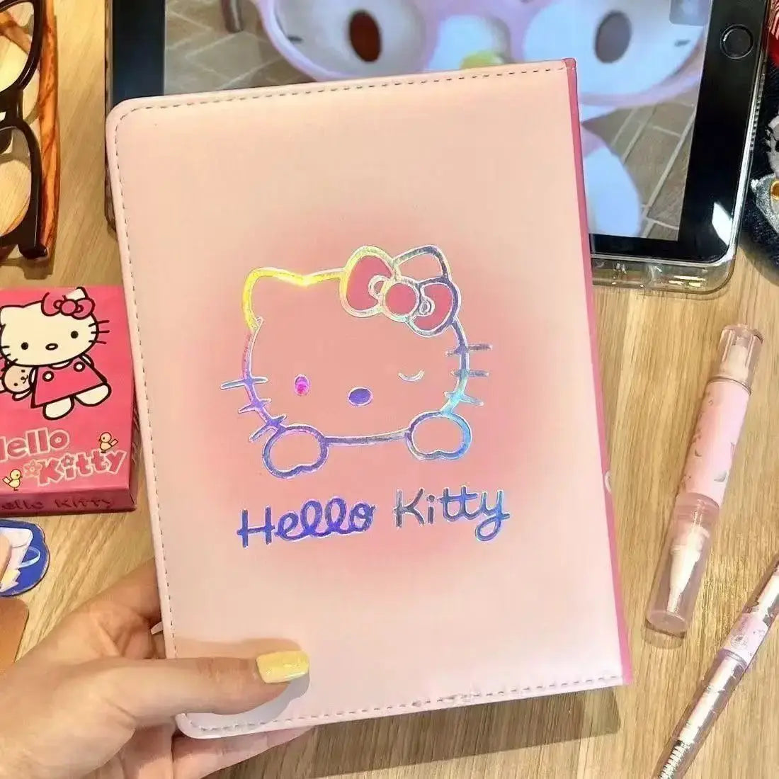 Kitty Dream Notizbuch mit Hello Kitty Design auf einem Tisch, ideal für Katzenliebhaber und kreative Köpfe.