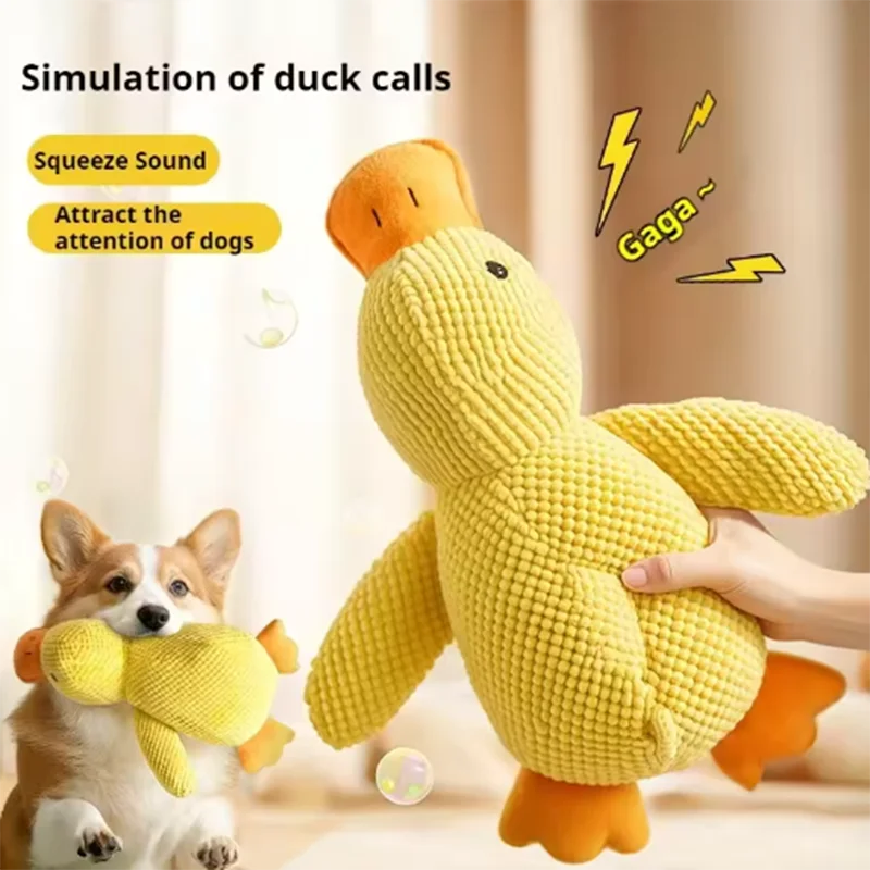 Hund schlafen mit einem Hund umarmt Entenspielzeug, um Langeweile kleiner gelber Enten zu lindern. Interaktive Plüschpuppen-Haustierbedarf