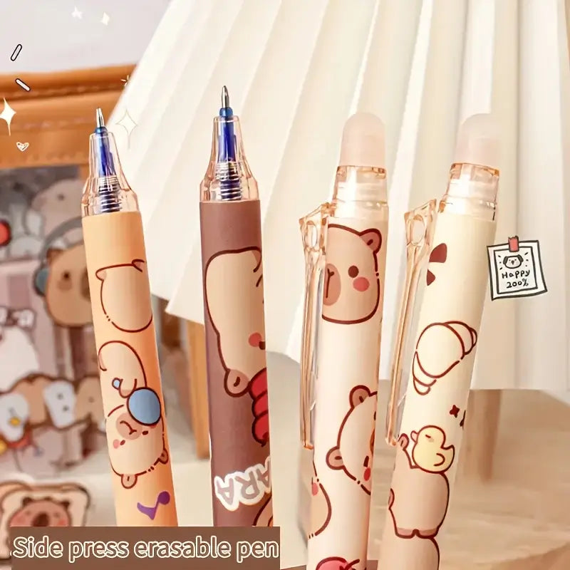 radierbare Capybara Gelstifte 6er Set in verspieltem Design auf einem Tisch.
