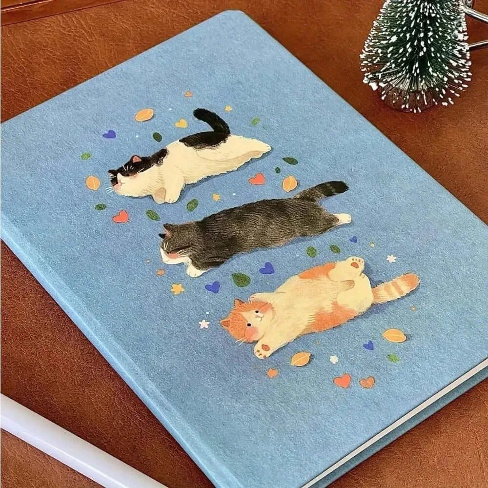 Katzen-Notizbuch A5 Hardcover mit süßem Katzen-Design auf blauer Oberfläche