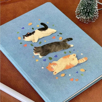 Katzen-Notizbuch A5 Hardcover mit süßem Katzen-Design auf blauer Oberfläche