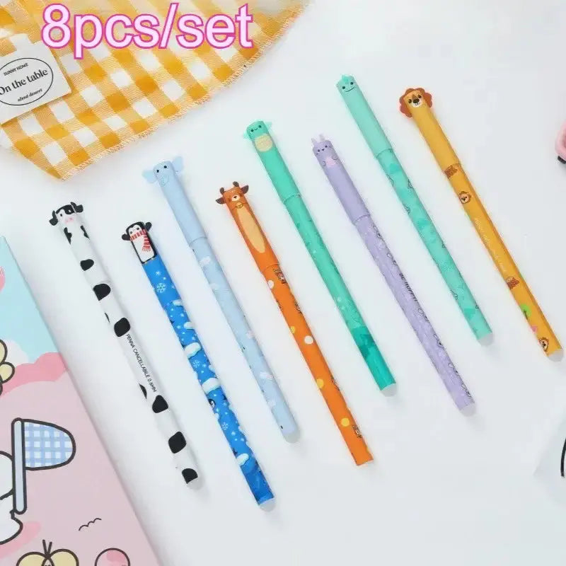 Niedliche radierbare Gelstifte Tierdesign im Set mit 8 verschiedenen Designs auf einem Schreibtisch.