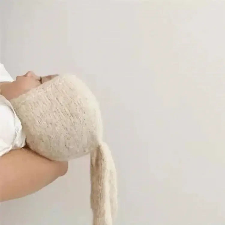 Baby Beanie mit Hasenohren in Beige, ideal für kalte Herbst- und Wintertage, bietet hohen Tragekomfort und Wärme.