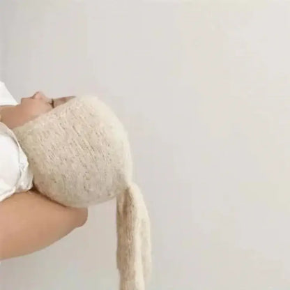 Baby Beanie mit Hasenohren in Beige, ideal für kalte Herbst- und Wintertage, bietet hohen Tragekomfort und Wärme.