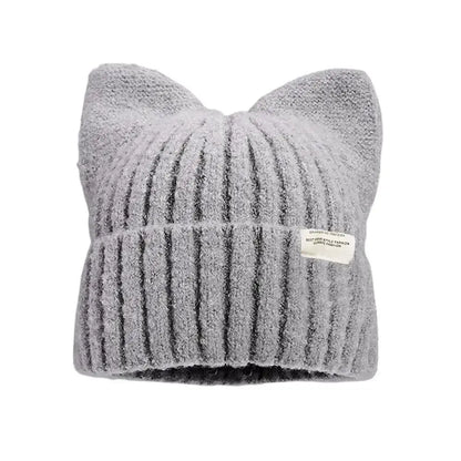 Katzenohren Beanie – Graue Strickmütze mit Katzenohren für warme Herbst- und Wintertage.