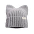 Katzenohren Beanie – Graue Strickmütze mit Katzenohren für warme Herbst- und Wintertage.
