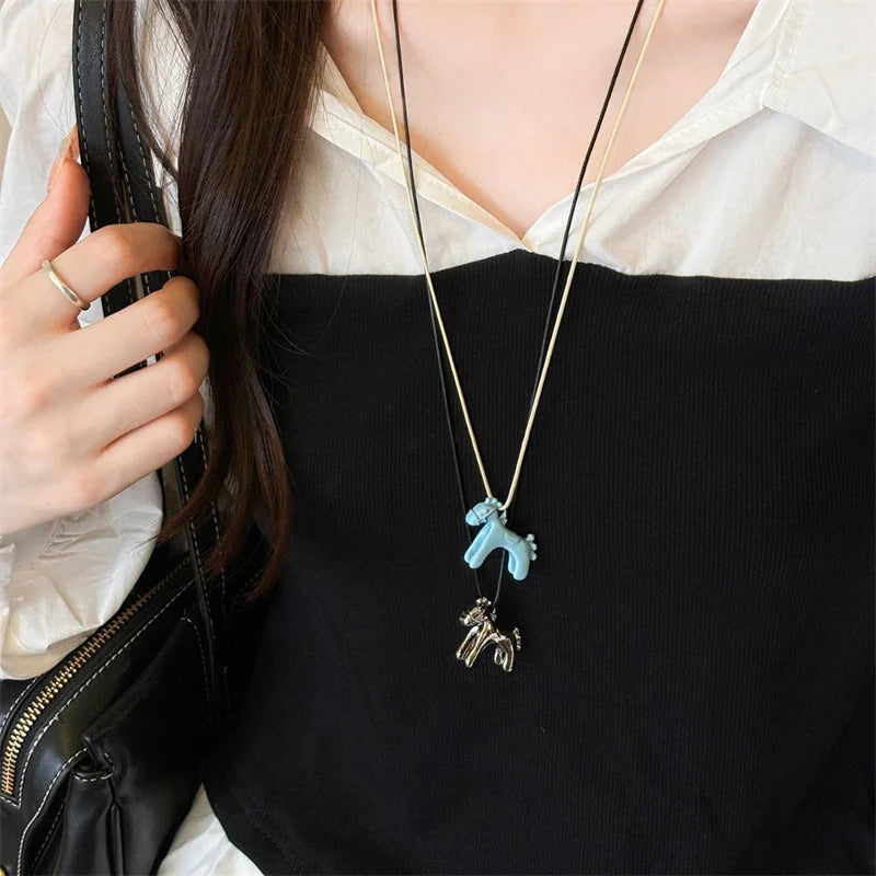 Lange Halskette mit buntem Pferdeanhänger für Damen, verstellbare Pulloverkette, Schmuck, Modeaccessoire