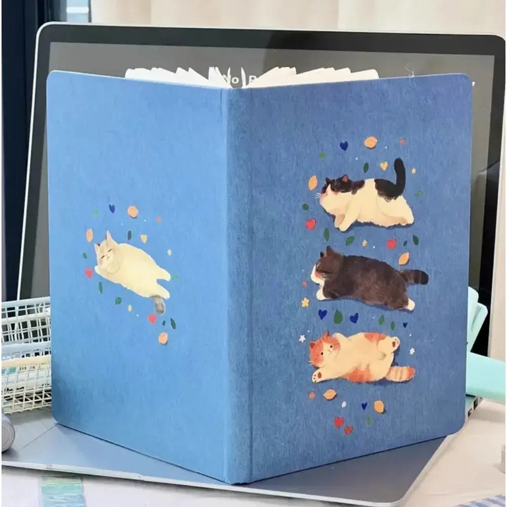 Katzen-Notizbuch A5 Hardcover mit süßem Katzen-Design auf blauem Hintergrund, ideal für Schule und Notizen.