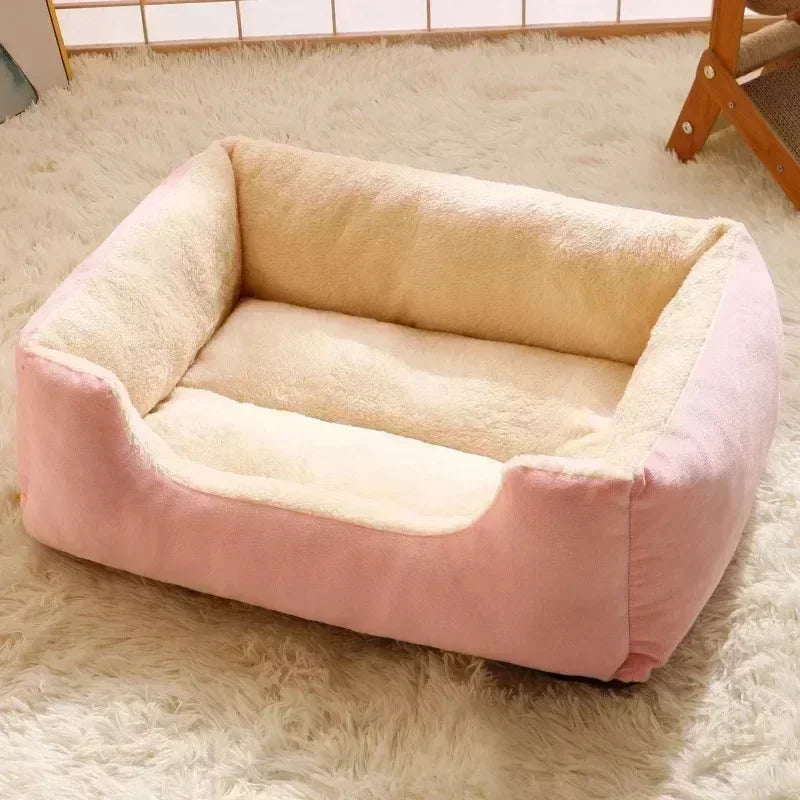 Warmes Katzenbett mit weichem Kissen für den Winter