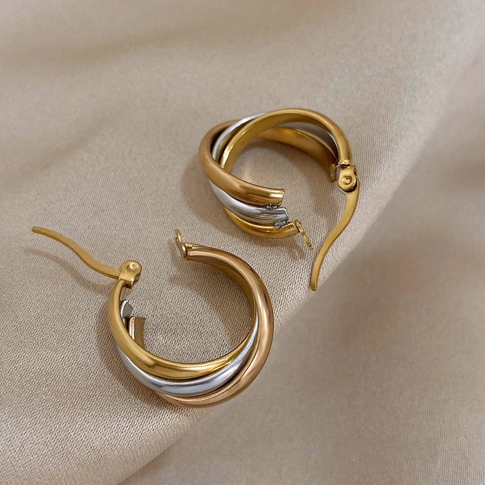 Trendige U-förmige gedrehte Creolen aus Edelstahl für Damen, klassische dreifache Metall-wasserdichte Ohrringe, Party-Schmuck