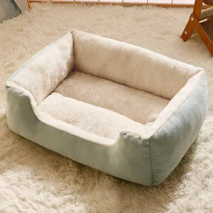 Warmes Katzenbett mit weichem Kissen für den Winter