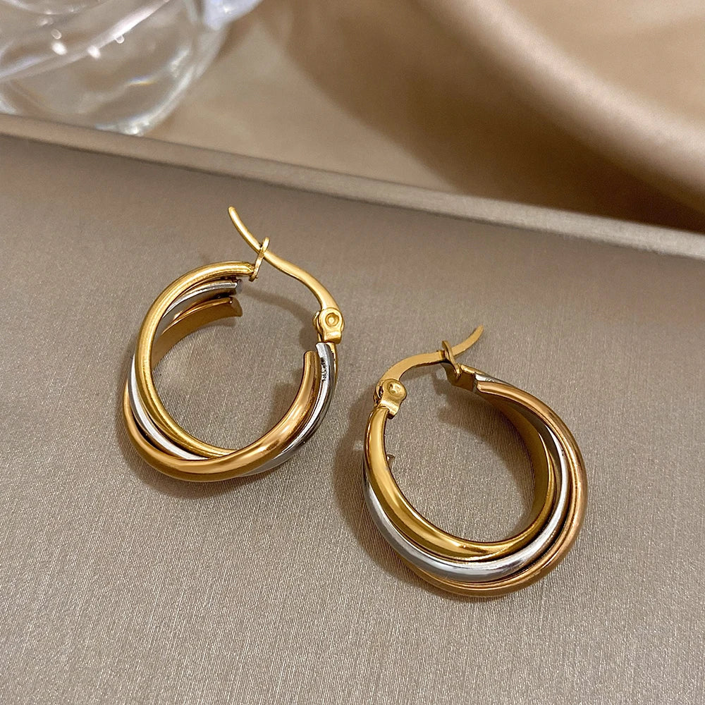 Trendige U-förmige gedrehte Creolen aus Edelstahl für Damen, klassische dreifache Metall-wasserdichte Ohrringe, Party-Schmuck