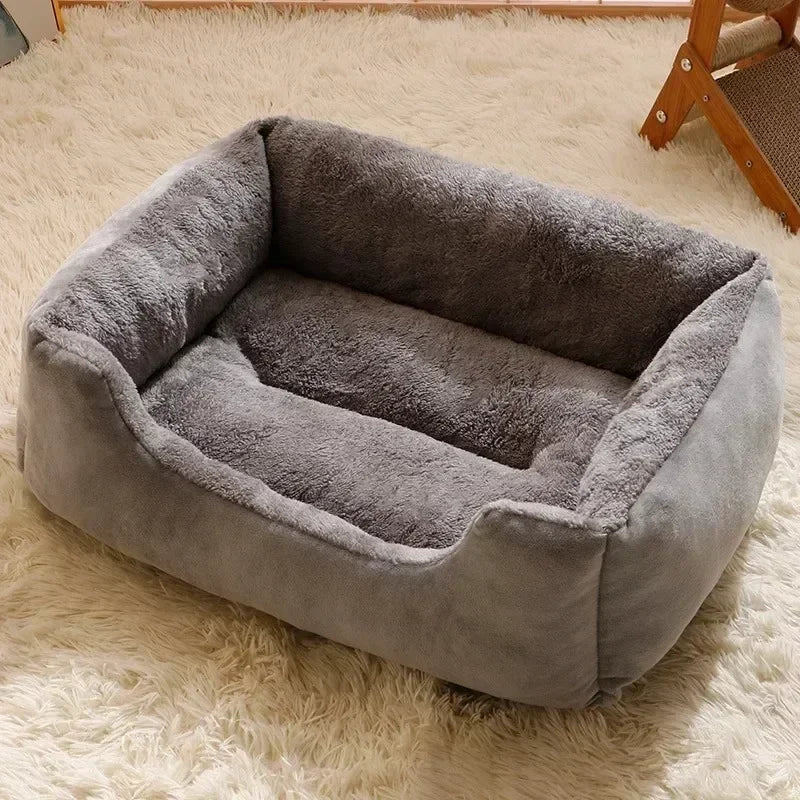 Warmes Katzenbett mit weichem Kissen für den Winter