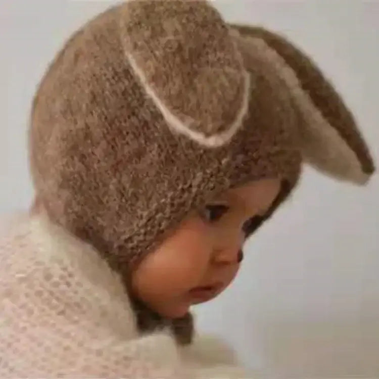 Baby Beanie mit Hasenohren auf einem Kleinkind mit niedlichen Hasenohren, geeignet für kalte Tage.