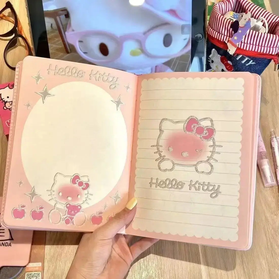 Offene Seiten des Kitty Dream Notizbuchs mit Hello Kitty-Design und Platz für Notizen.