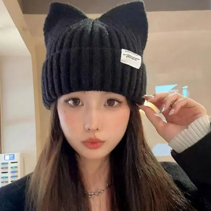 Katzenohren Beanie – Warme Damen Strickmütze in Schwarz mit Katzenohren für Herbst und Winter.