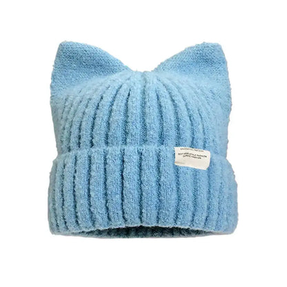 Katzenohren Beanie in hellblau, warme Damen Strickmütze mit süßem Katzenohren-Design für Herbst und Winter.