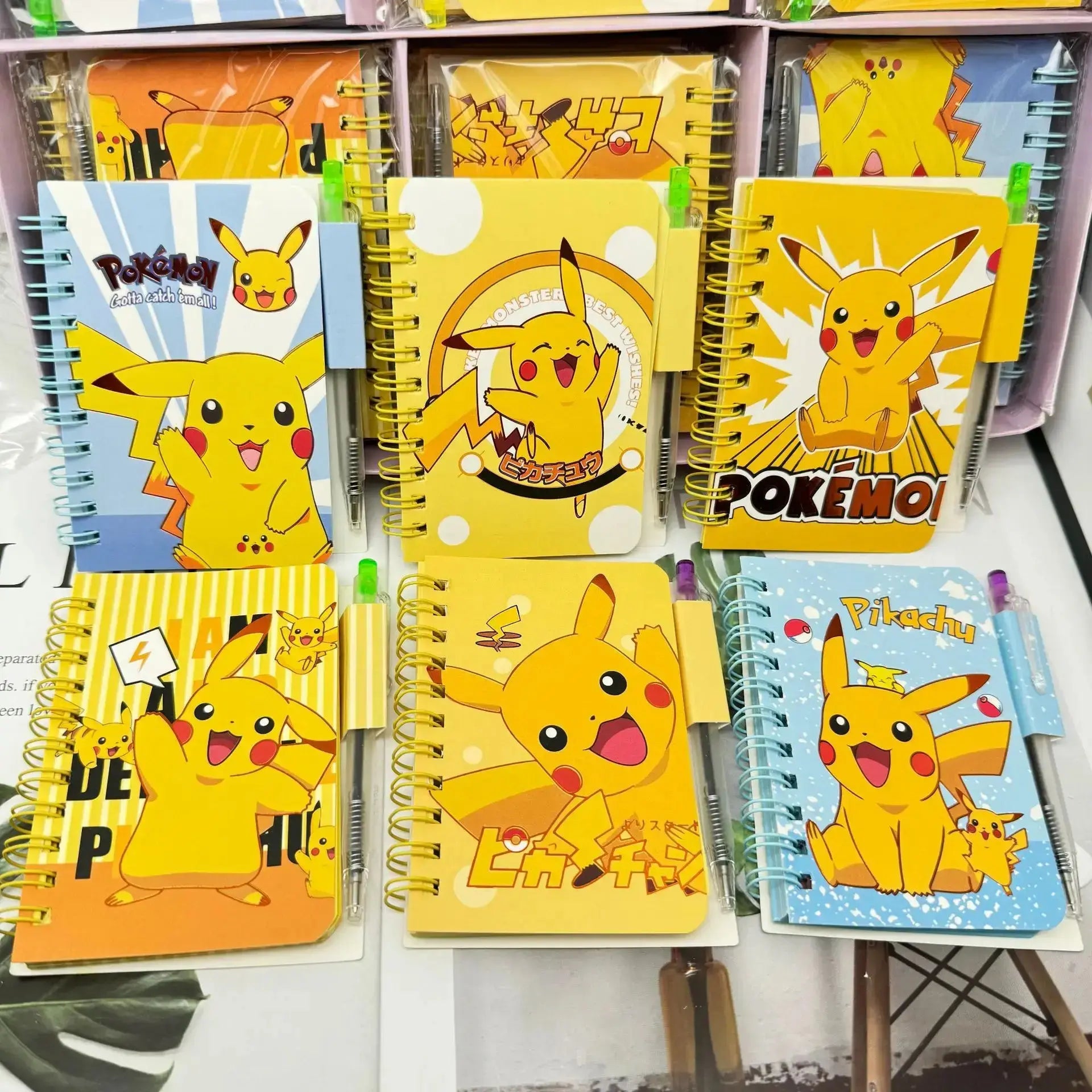 Notizbuch im Cartoon-Stil mit Pikachu-Motiven in bunten Farben von Petoria